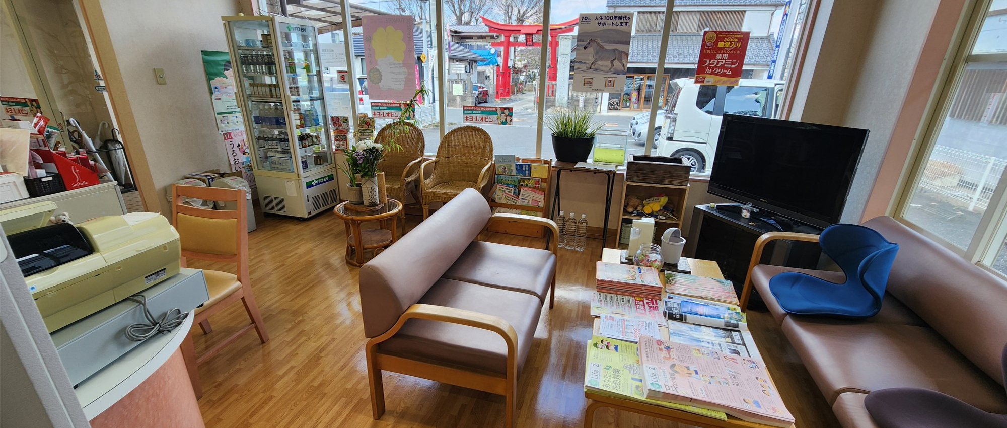 絹の里薬局　内観