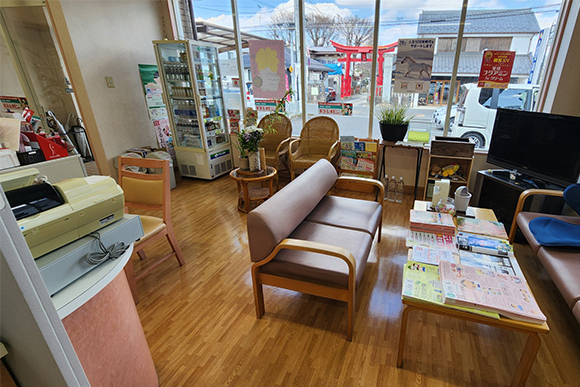 絹の里薬局　待合室