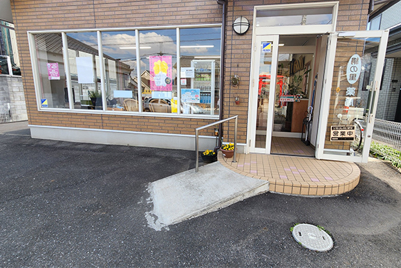 絹の里薬局　薬局入口（バリアフリー）